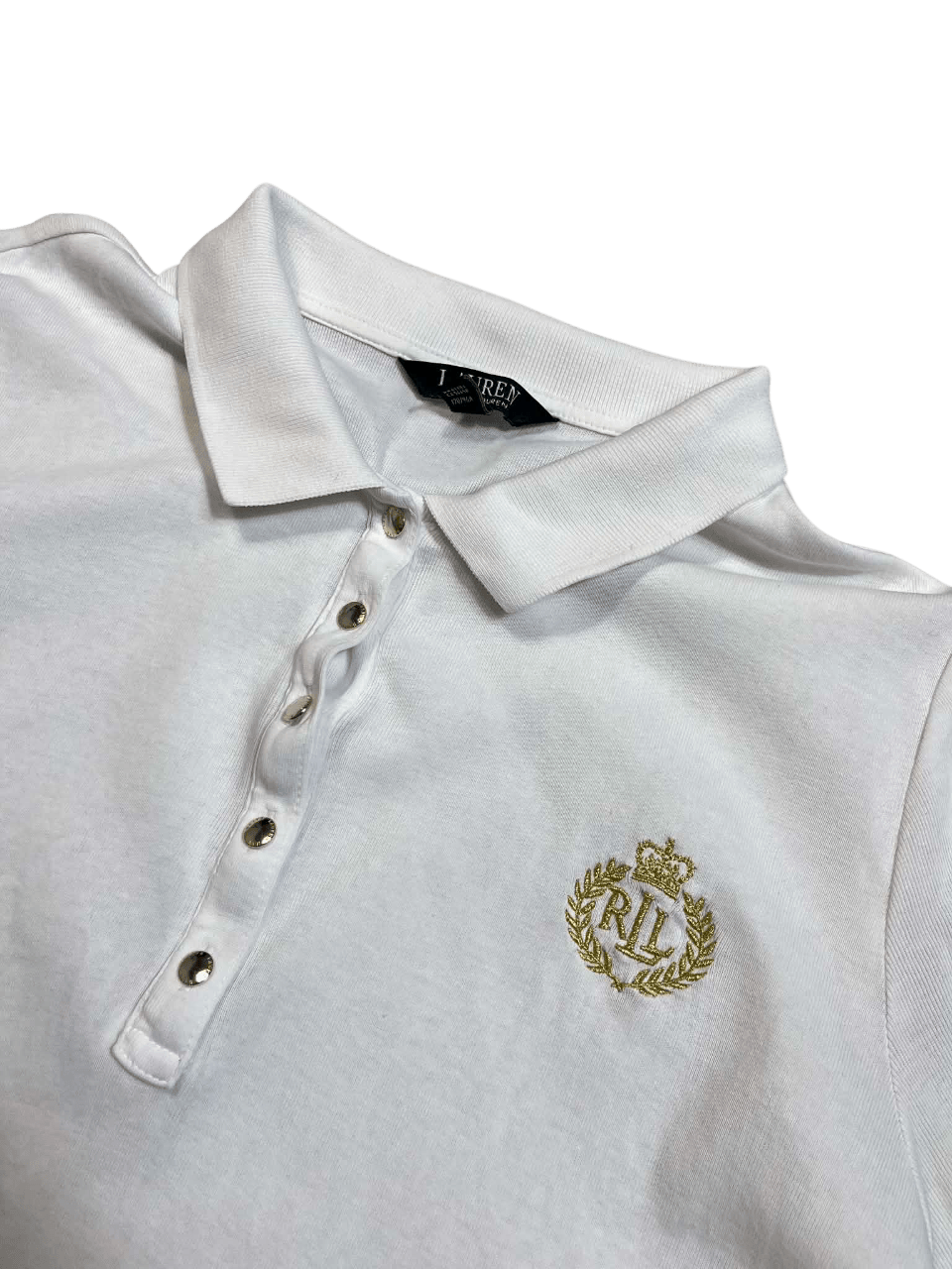 Fehér, galléros póló arany hímzéssel, vintage streetwear stílusban