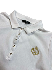 Fehér, galléros póló arany hímzéssel, vintage streetwear stílusban