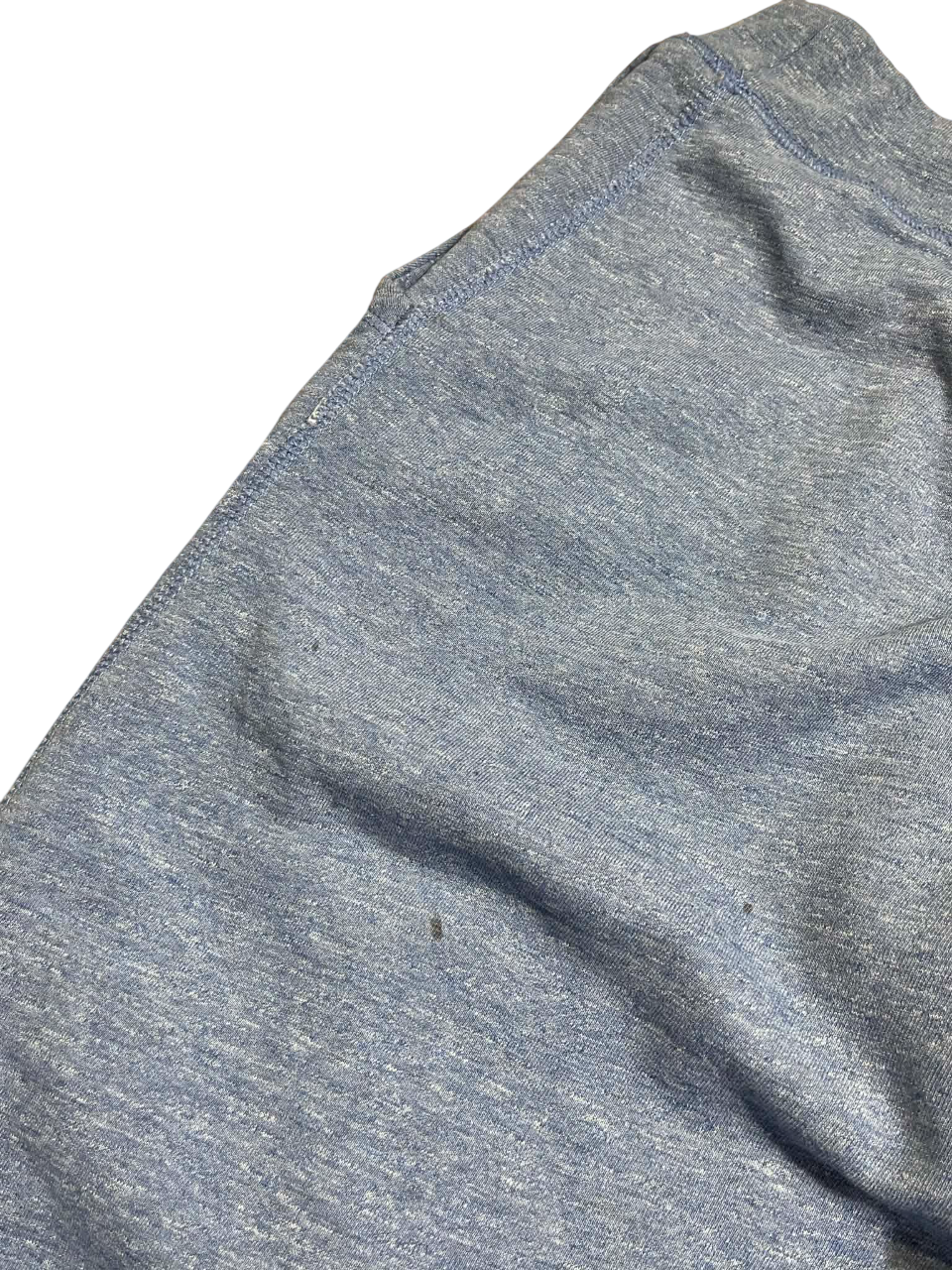 Kék melírozott streetwear stílusú pamut pólóanyag részlete, enyhe gyűrődéssel