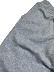 Kék melírozott streetwear stílusú pamut pólóanyag részlete, enyhe gyűrődéssel