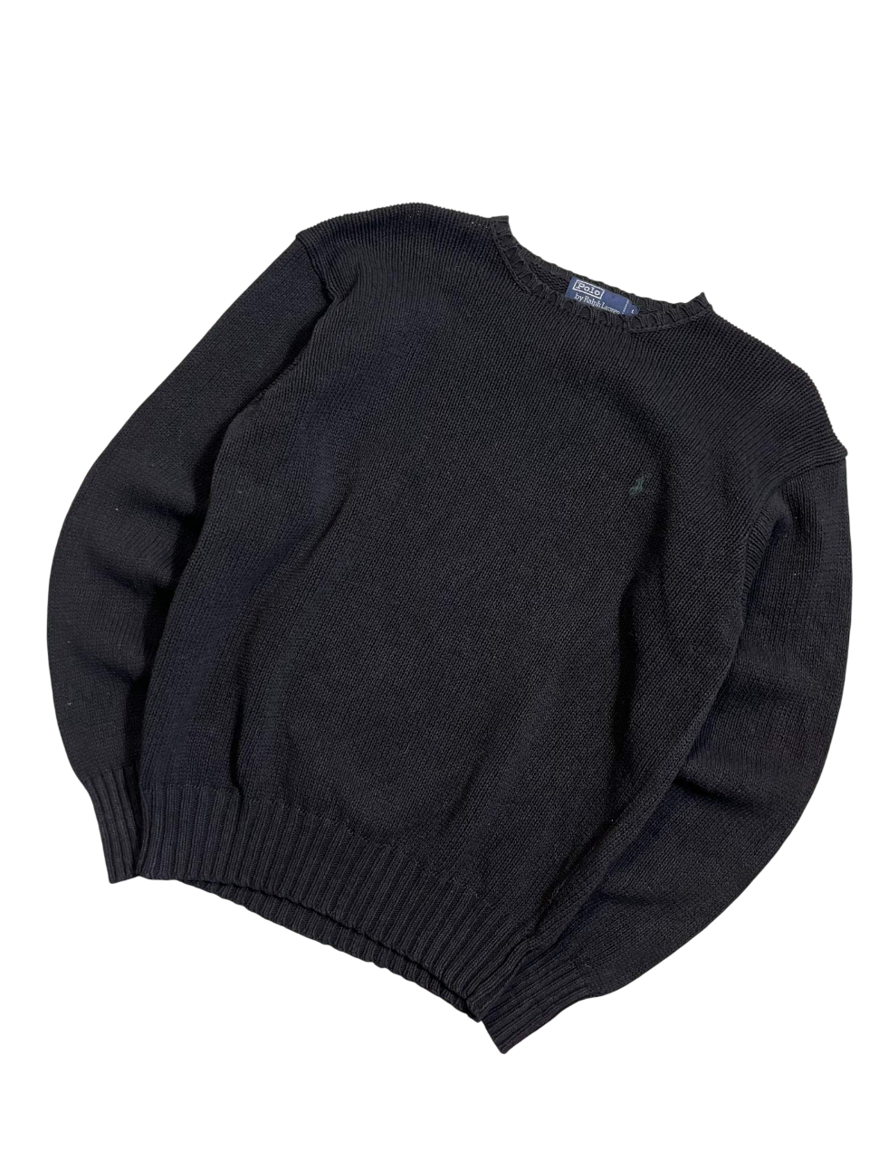 Fekete vintage kötött pulóver streetwear stílusban, kerek nyakkal, fekete háttéren