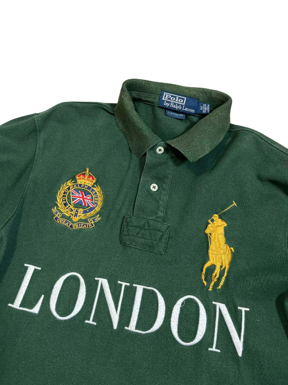 Sötétzöld vintage Ralph Lauren póló, hímzett London felirattal, címerrel és lovaspólós logóval.