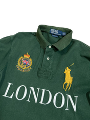 Sötétzöld vintage Ralph Lauren póló, hímzett London felirattal, címerrel és lovaspólós logóval.