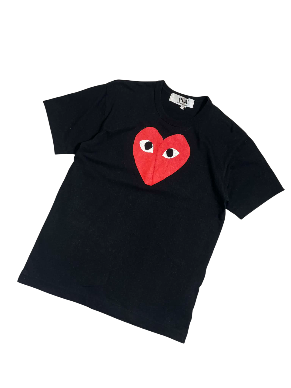 Fekete streetwear póló piros szív mintával és szemekkel, vintage designer stílus