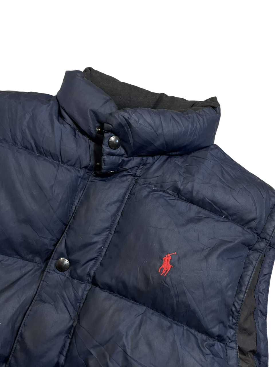 Sötétkék férfi pufi mellény piros lovas hímzéssel, vintage streetwear stílusban