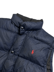 Sötétkék férfi pufi mellény piros lovas hímzéssel, vintage streetwear stílusban