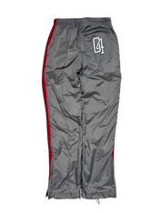 Szürke vintage streetwear melegítőnadrág piros oldalsávval, hátsó zseb hímzett mintával