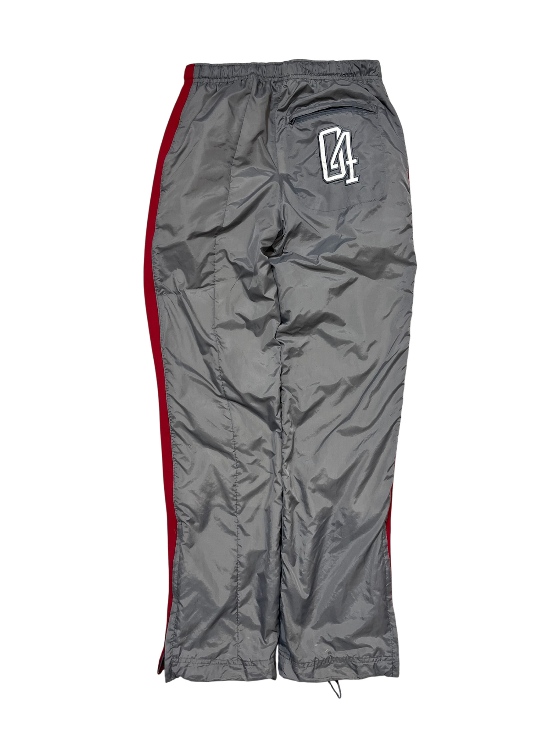 Szürke vintage streetwear melegítőnadrág piros oldalsávval, hátsó zseb hímzett mintával