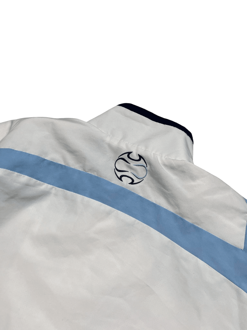 Fehér és világoskék vintage streetwear dzseki hátoldalán modern logóval