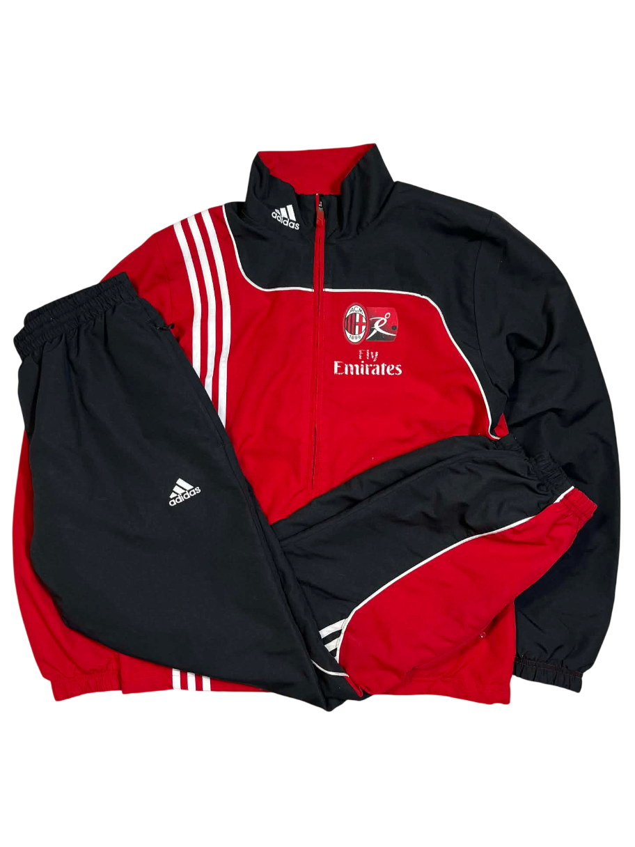 Adidas AC Milan vintage piros-fekete melegítő szett, hímzett logóval és fehér csíkokkal