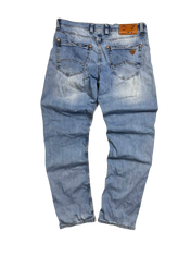 Világoskék vintage farmernadrág hátulról, steppelt zsebekkel, streetwear stílusban