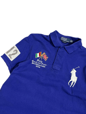 Kék Ralph Lauren vintage galléros póló hímzett zászlókkal és ló mintával, streetwear stílus