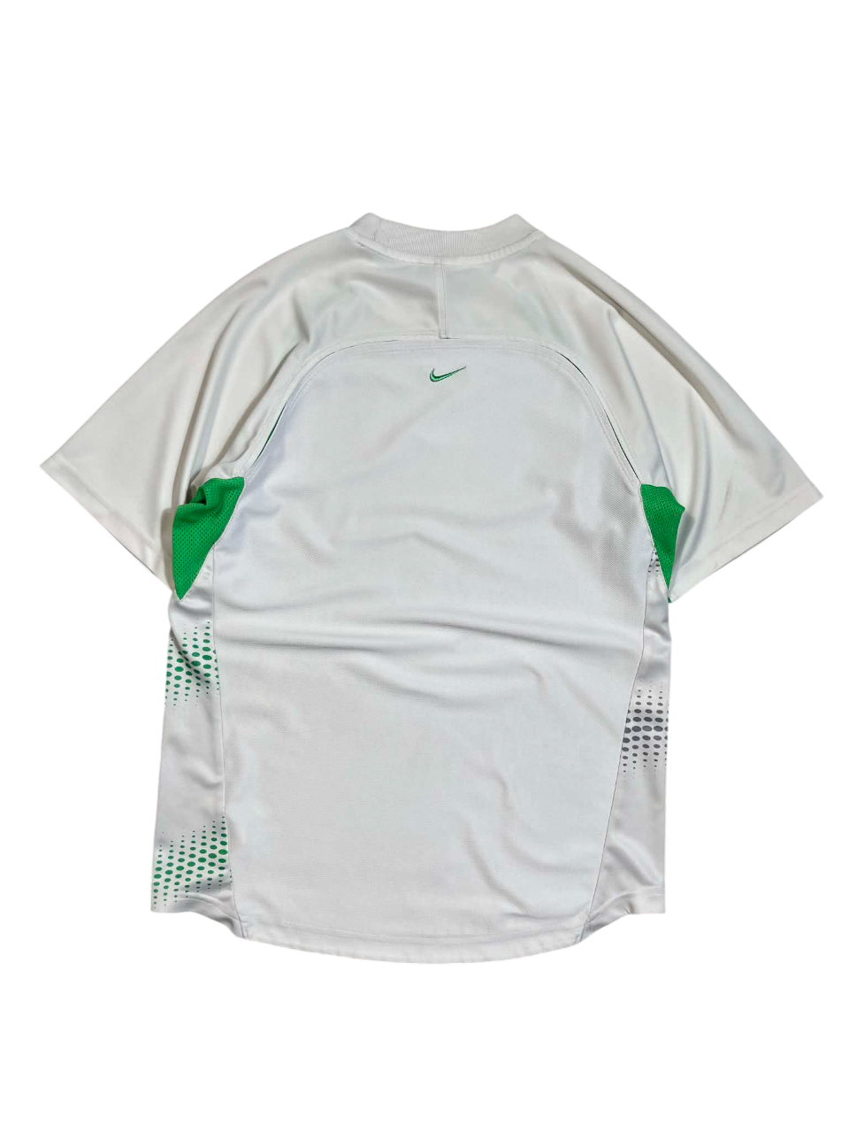 Fehér Nike streetwear póló zöld mintával, hátulnézet, vintage stílus