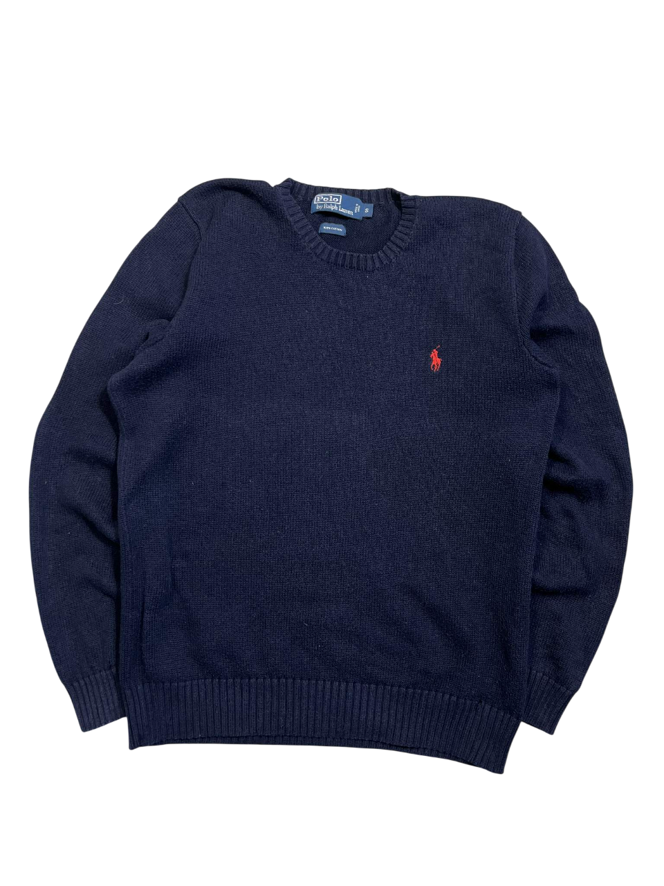 Sötétkék, hosszú ujjú, vintage crewneck pulóver piros hímzett logóval, streetwear stílus