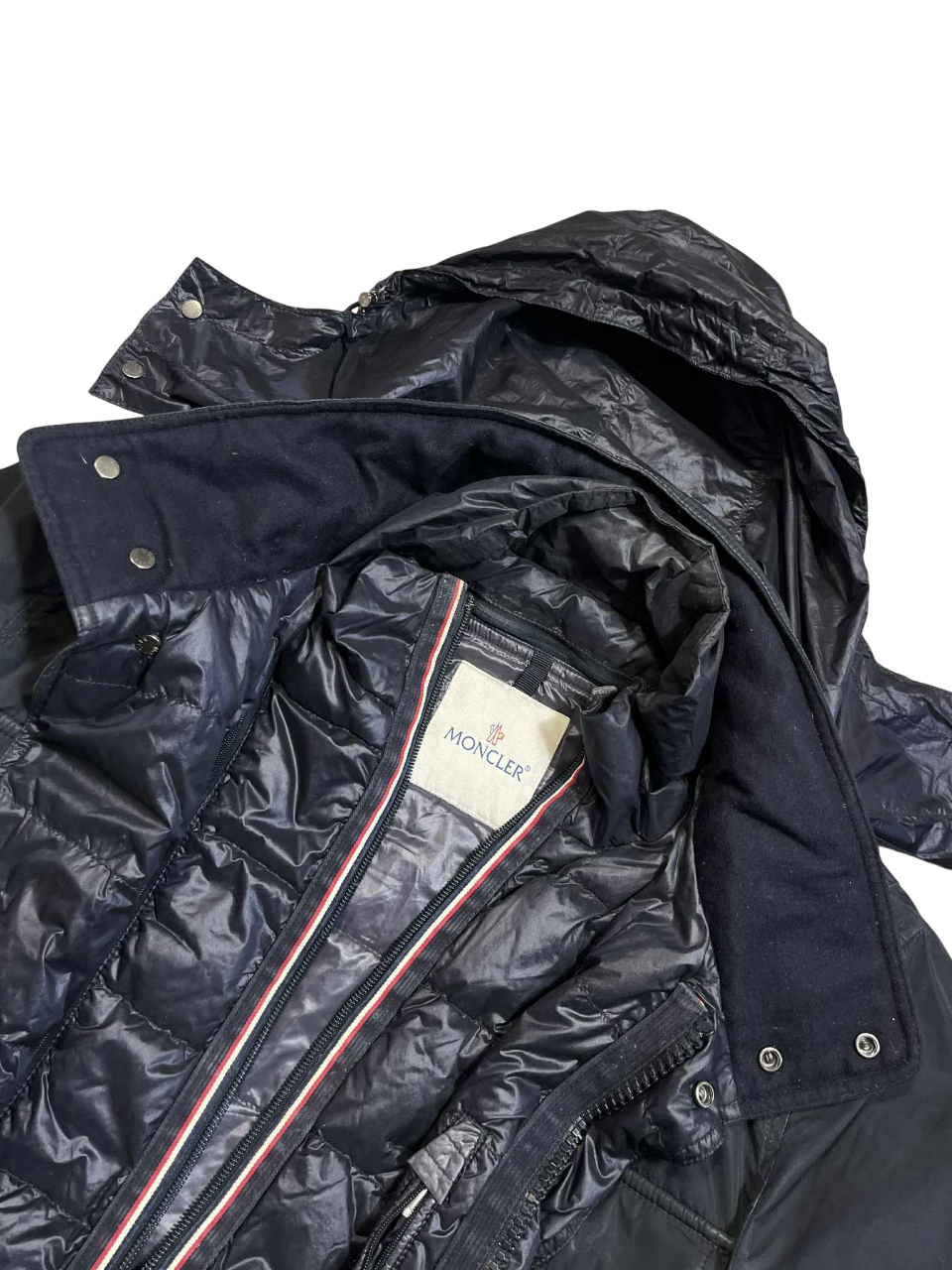 Fekete Moncler pufi dzseki kapucnival, steppelt streetwear dizájn, vintage stílus