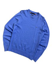 Kék, prémium pamut designer pulóver hímzett logóval streetwear stílusban, fekete háttéren.