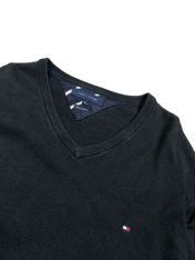 Fekete Tommy Hilfiger V-nyakú pulóver, mellrészen logóval, streetwear stílus