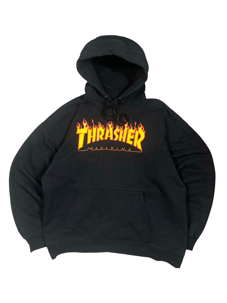 Fekete Thrasher kapucnis pulóver lángmintás logóval streetwear stílusban