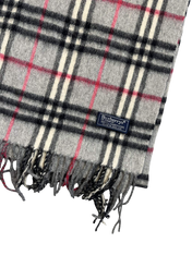 Szürke, kockás gyapjú sál rojtos széllel és Burberry címkével, vintage streetwear divat