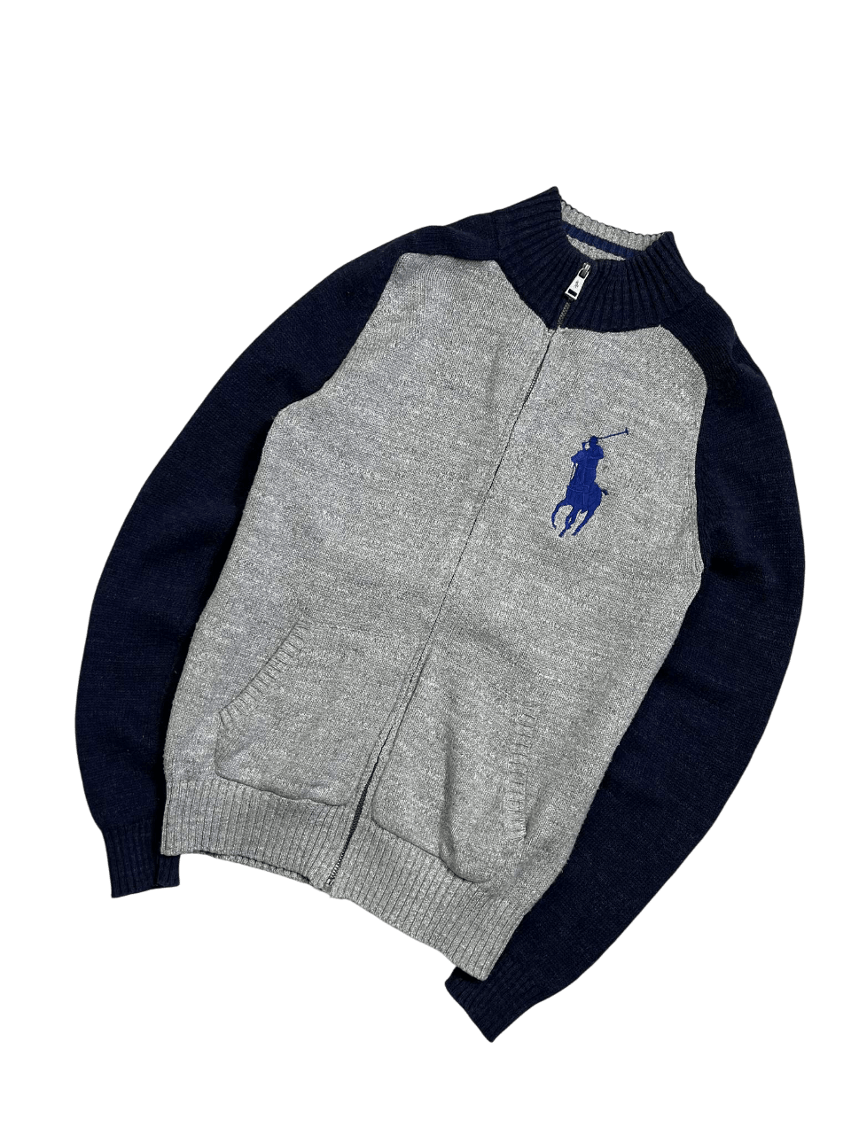 Szürke és sötétkék, cipzáras streetwear kardigán, elöl hímzett lovas logóval.