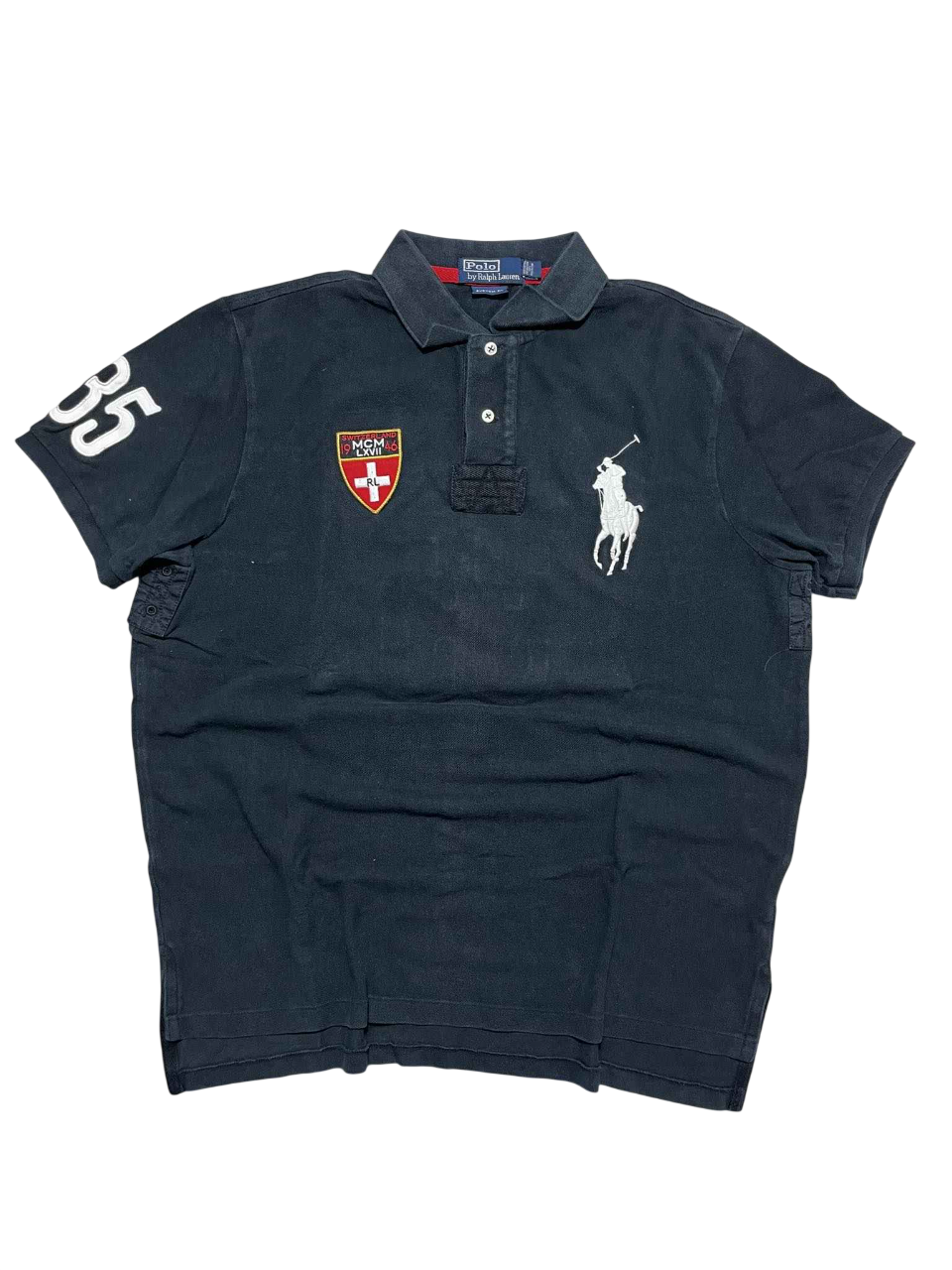 Fekete vintage Ralph Lauren póló, bal mellrészen hímzett logóval és 35-ös számmal az ujjon.