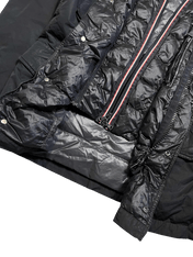 Fekete fényes, steppelt streetwear kabát, cipzárral és patentokkal.