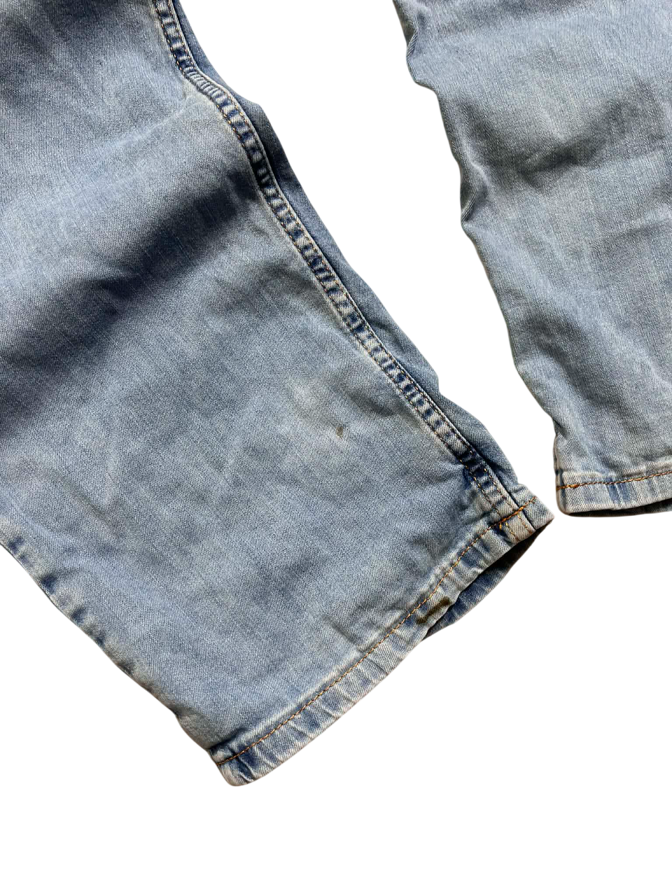 Világoskék vintage farmer nadrág szár, streetwear stílus, részletfotó