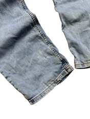 Világoskék vintage farmer nadrág szár, streetwear stílus, részletfotó