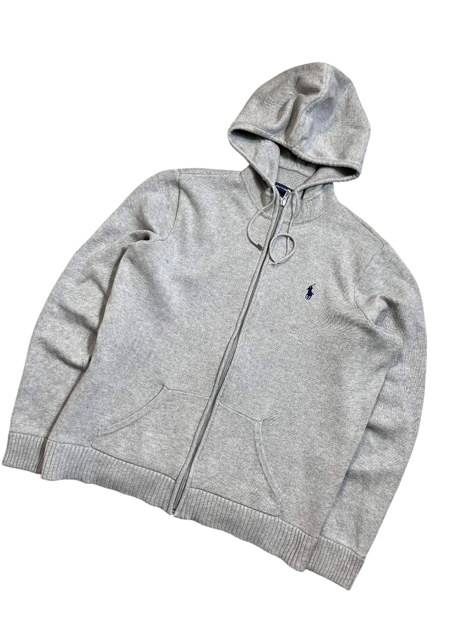 Szürke zipzáras kapucnis pulóver hímzett logóval, vintage streetwear stílusban