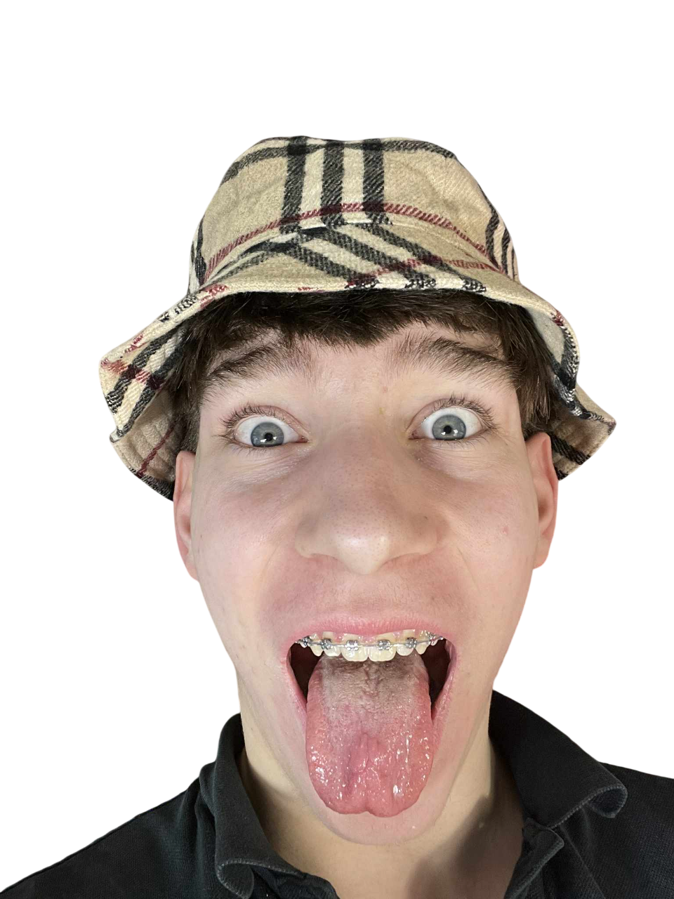Fiatal férfi vintage mintás bucket kalapban, vicces arckifejezéssel, streetwear divat
