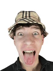 Fiatal férfi vintage mintás bucket kalapban, vicces arckifejezéssel, streetwear divat