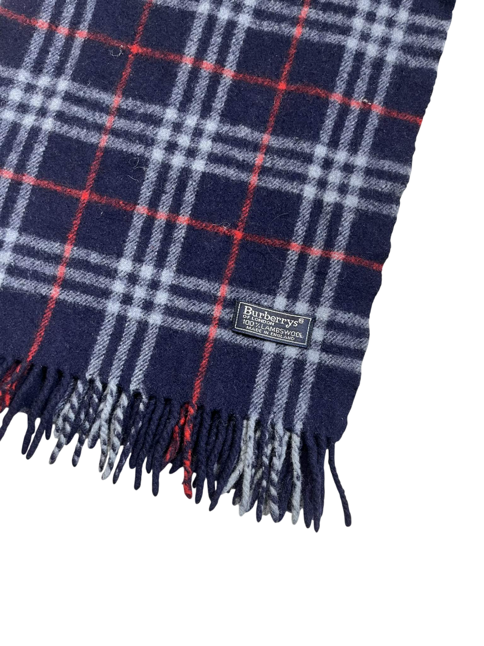 Kék, piros és fehér kockás gyapjú sál rojtokkal, vintage streetwear stílusban.