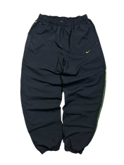 Fekete vintage Nike melegítőnadrág zöld logóval, elasztikus derék és bokarész.