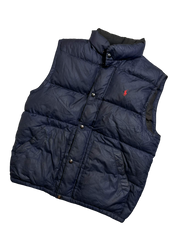 Sötétkék vintage férfi steppelt mellény, piros hímzett logóval, utcai divat