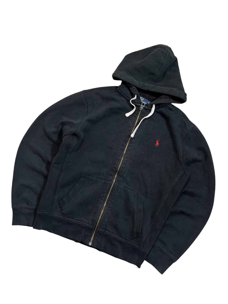 Fekete zipzáras kapucnis pulóver, elöl zsebekkel és hímzett piros logóval, streetwear stílusban