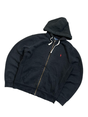 Fekete zipzáras kapucnis pulóver, elöl zsebekkel és hímzett piros logóval, streetwear stílusban