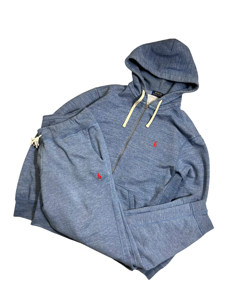 Kék cipzáras kapucnis pulóver és melegítőnadrág szett piros hímzéssel, streetwear stílusban