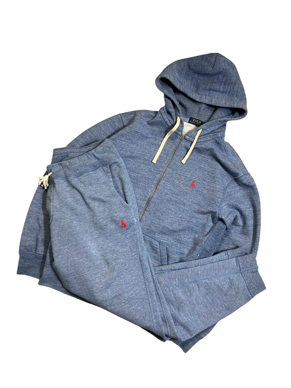 Kék cipzáras kapucnis pulóver és melegítőnadrág szett piros hímzéssel, streetwear stílusban