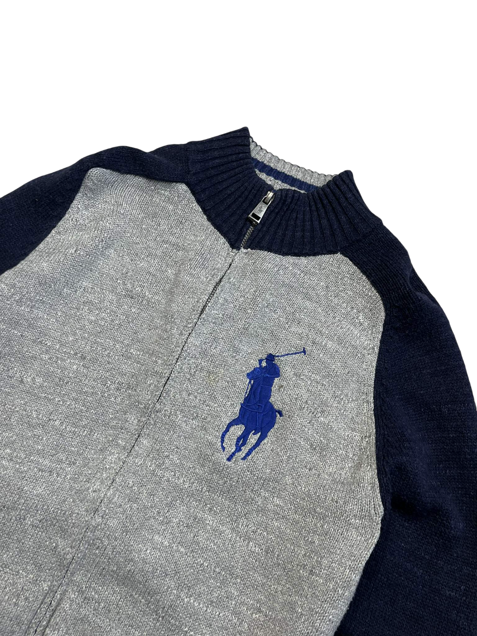 Szürke és sötétkék, cipzáras vintage streetwear pulóver nagy lovas logóval a mellrészen.