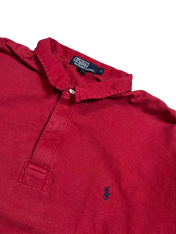 Bordó vintage galléros póló, hímzett logóval, klasszikus streetwear stílusban