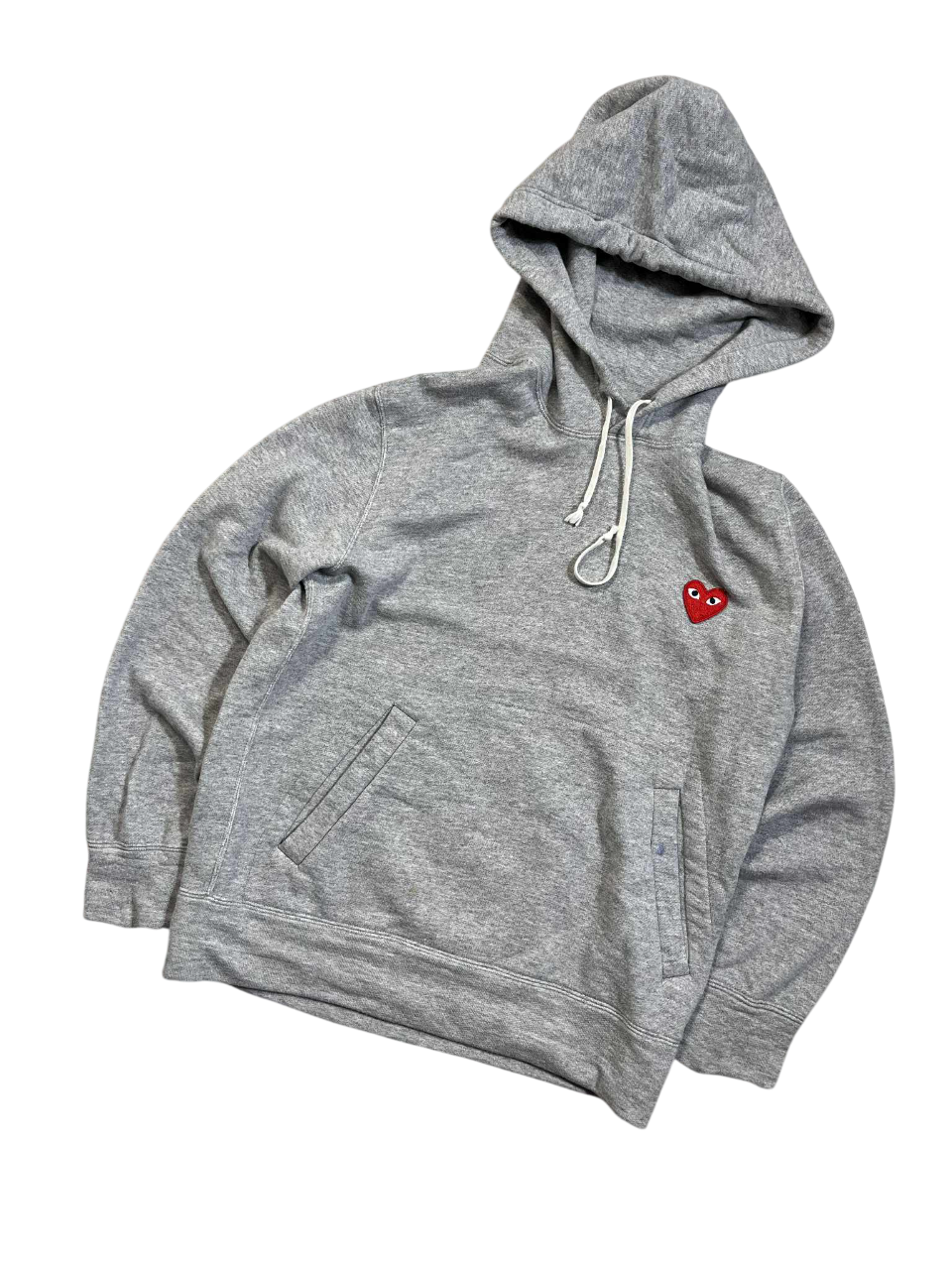 Szürke kapucnis pulóver, elöl piros szív mintával, vintage streetwear stílusban.