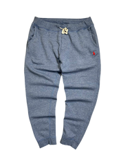 Világoskék férfi streetwear melegítőnadrág, zsebekkel és piros logóval, húzózsinórral.