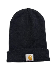 Fekete Carhartt kötött sapka, hajtókával, elöl sárga logóval, streetwear stílusban.