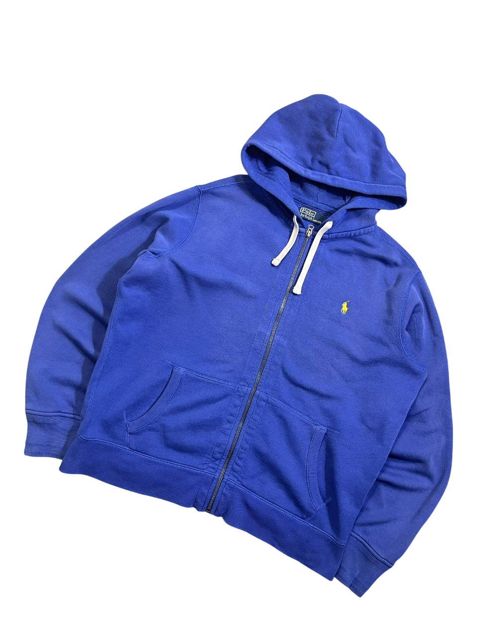 Kék kapucnis cipzáras pulóver vintage streetwear stílusban, mellényzsebbel.