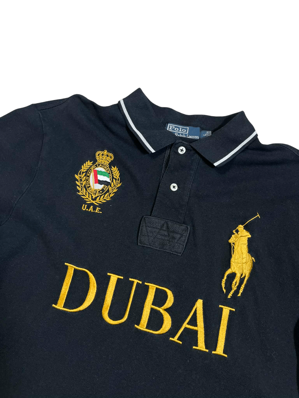 Fekete vintage Polo Ralph Lauren galléros póló hímzett Dubai és UAE motívumokkal, arany logóval.