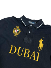 Fekete vintage Polo Ralph Lauren galléros póló hímzett Dubai és UAE motívumokkal, arany logóval.