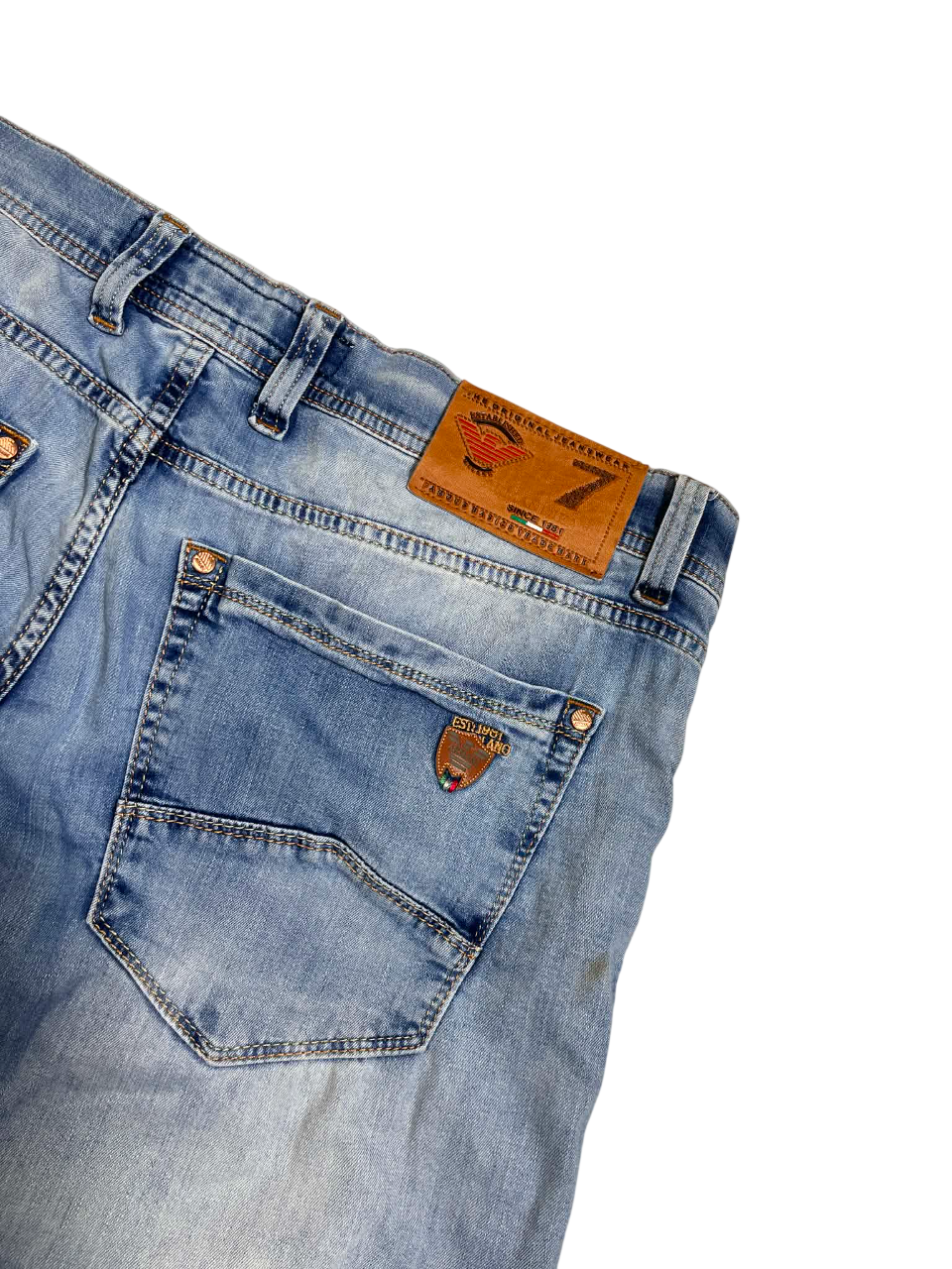 Világoskék vintage farmernadrág bőrszín címkével és hátsó zseb díszítéssel