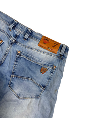 Világoskék vintage farmernadrág bőrszín címkével és hátsó zseb díszítéssel