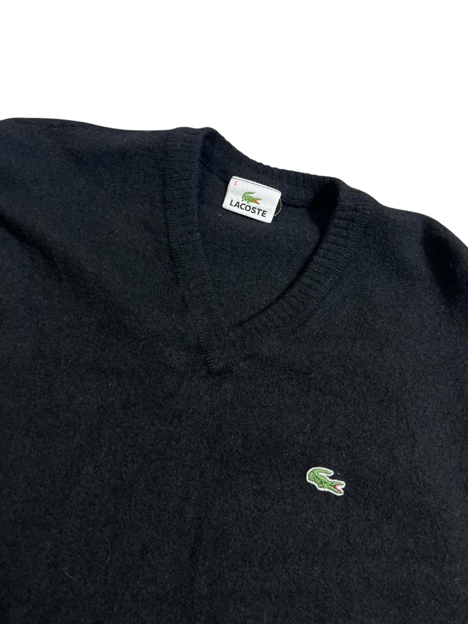 Fekete Lacoste V-nyakú pulóver vintage streetwear stílusban, krokodil logóval