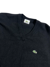 Fekete Lacoste V-nyakú pulóver vintage streetwear stílusban, krokodil logóval